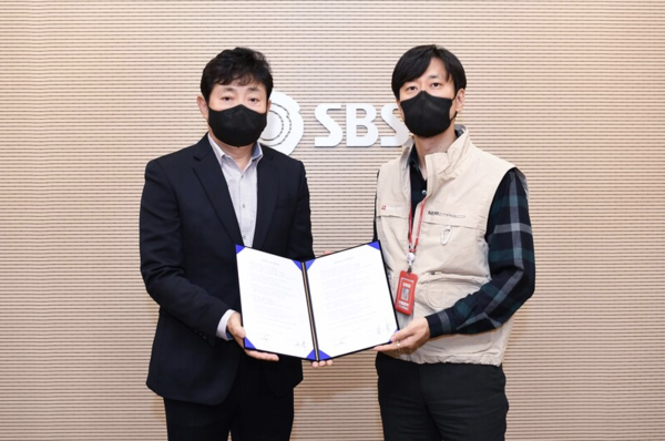박정훈 SBS 사장(왼쪽)과 정형택 언론노조 SBS본부장(오른쪽)이 '노사합의문'에 서명했습니다.