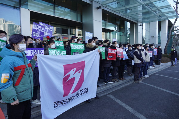 지난 14일 MBC본부는 '김건희 녹취록' 방송에 항의하기 위해 찾아온 국민의힘 의원들의 출입을 저지하기 위해 나섰습니다.