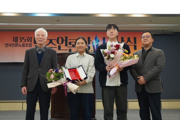본상 시상자로 나선 권영길 언론노조 초대위원장과 본상 수상자